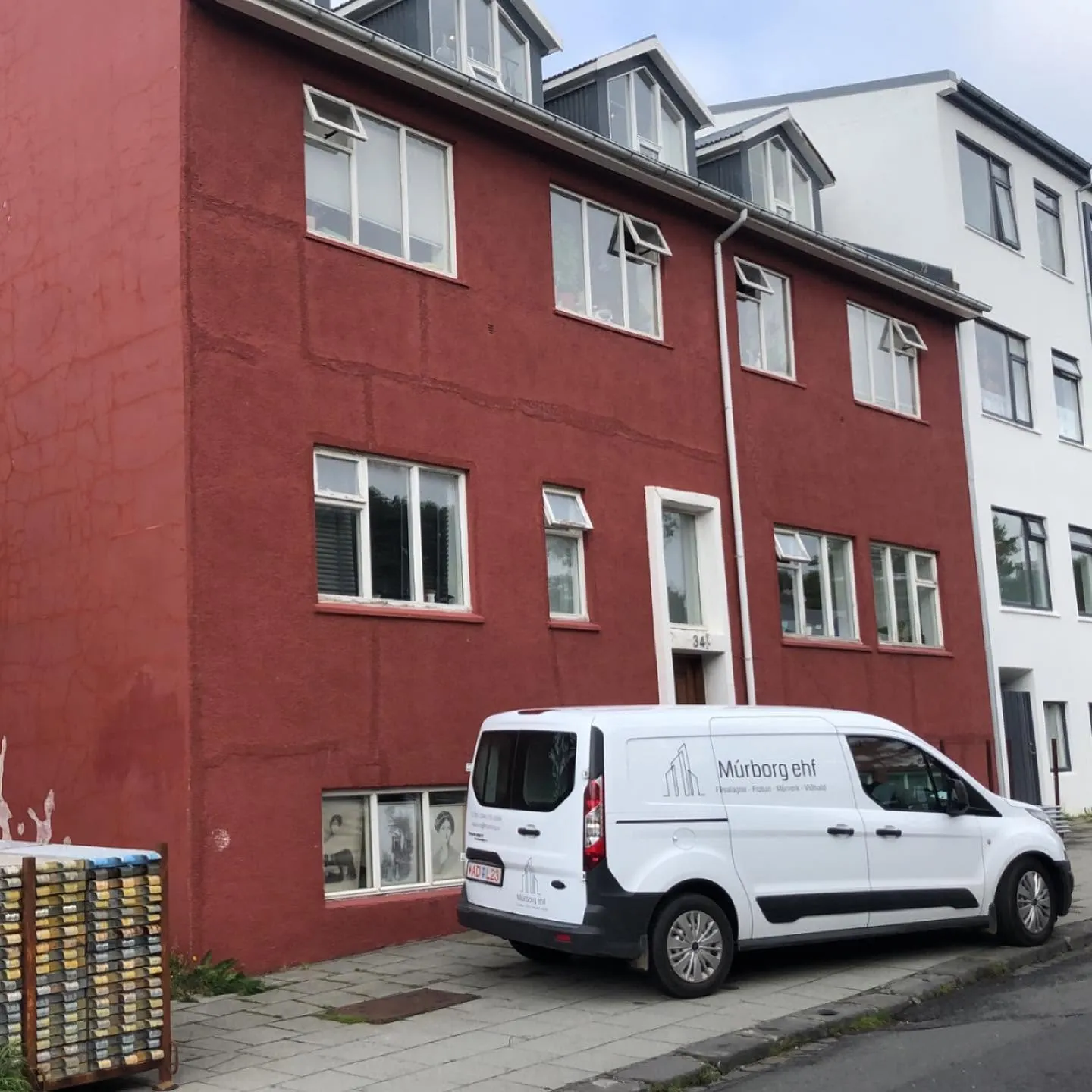 Fjölbýlishús við Bræðraborgarstíg eftir viðhald, vinnubíll Múrborgar fyrir framan