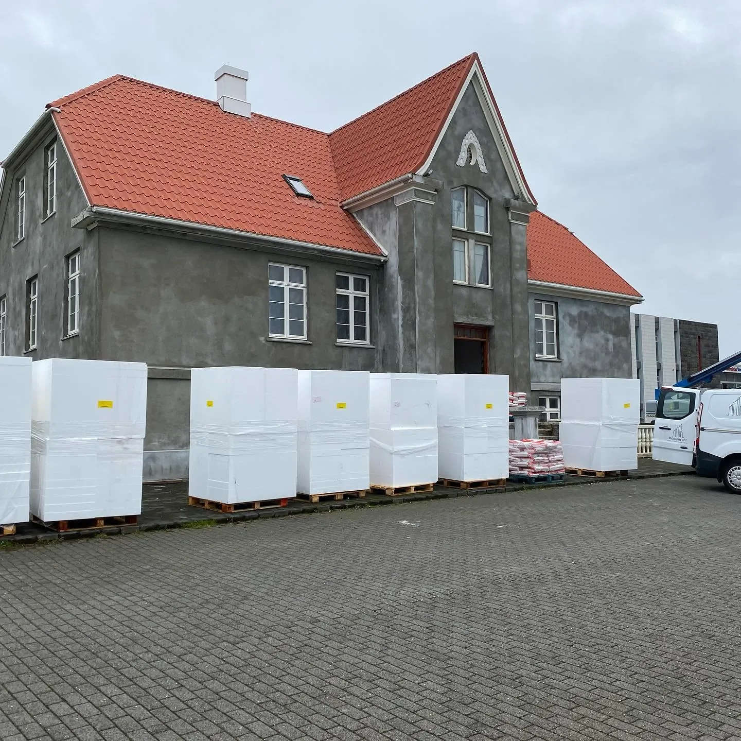 Ráðhúsið í Vestmannaeyjum, efni á brettum fyrir framan