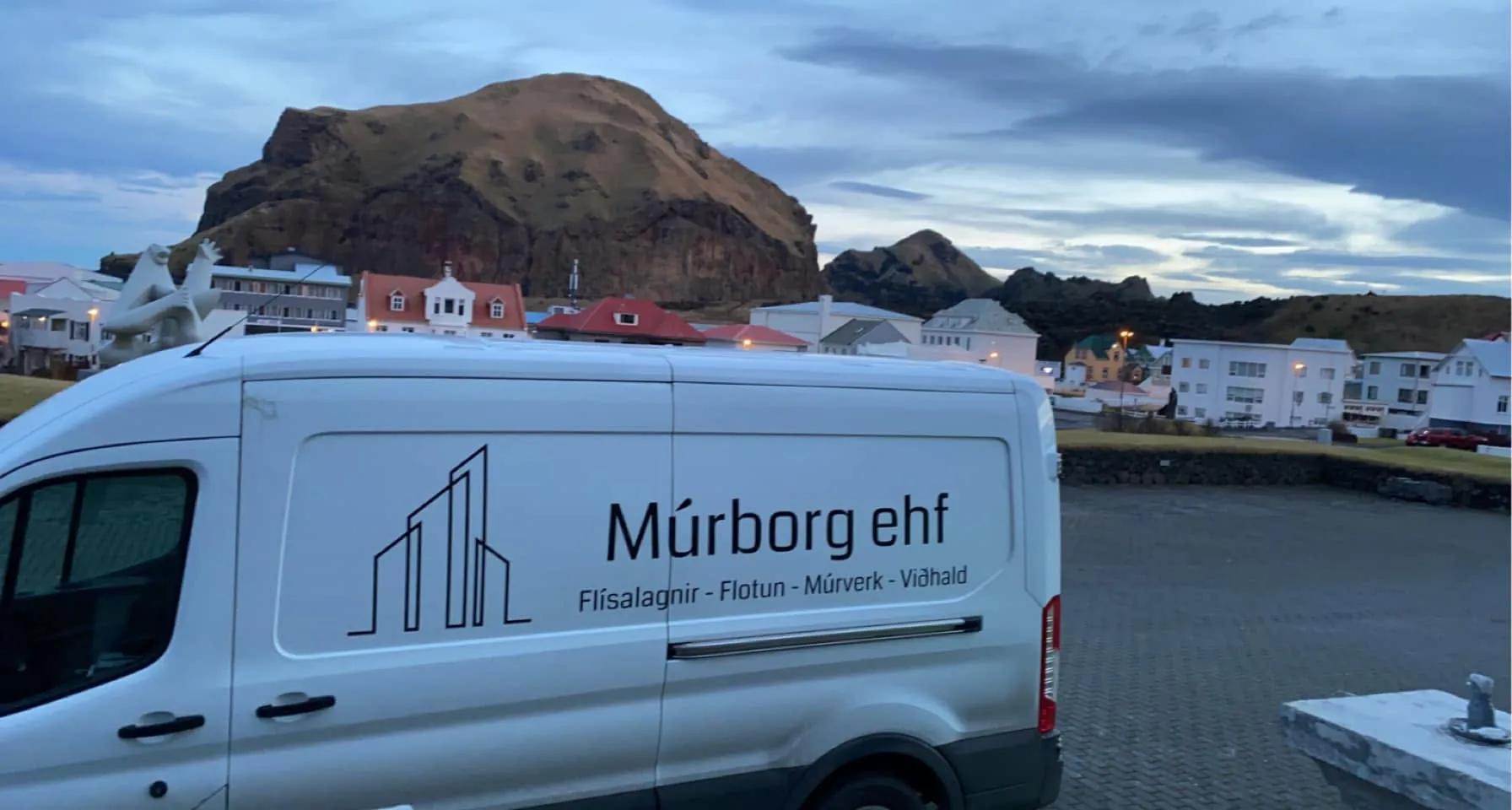 Vinnubíll Múrborgar í Vestmannaeyjum, Heimaklettur í baksýn