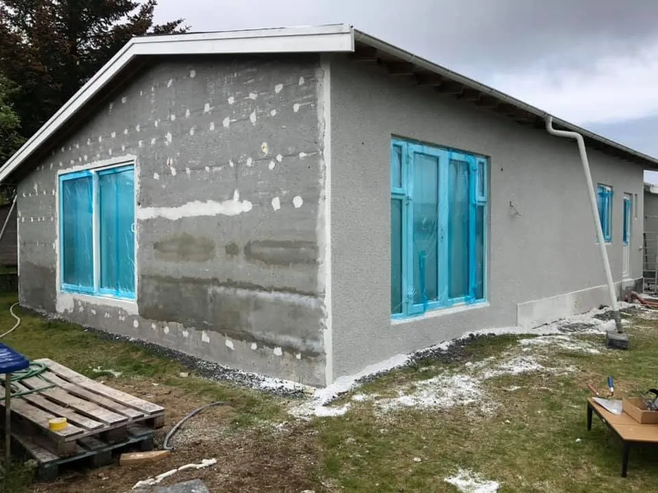 Einbýlishús í miðjum múrviðgerðum