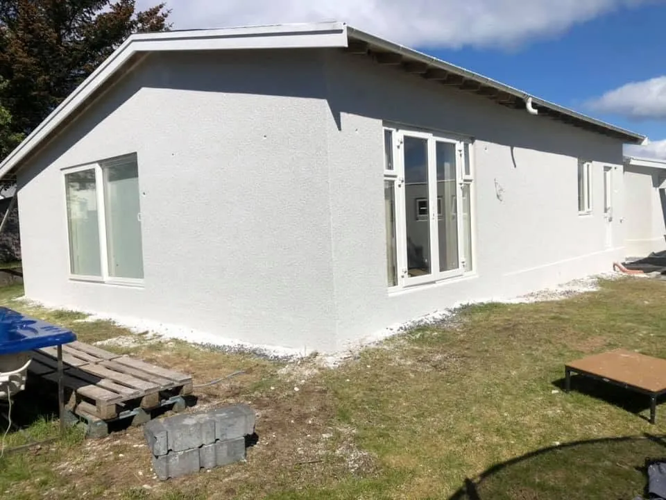 Einbýlishús eftir múrviðgerðir og nýja áferð